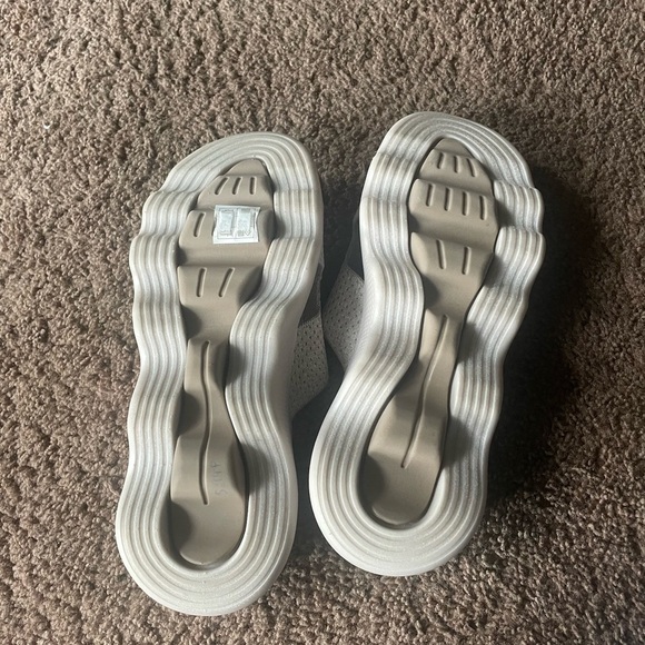 Skechers Sandal - Picture 2 of 9